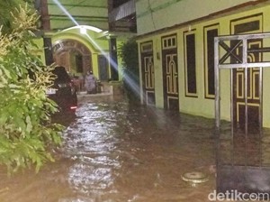 Banjir di Mlandingan Situbondo Surut, Warga Terdampak Bersih-bersih