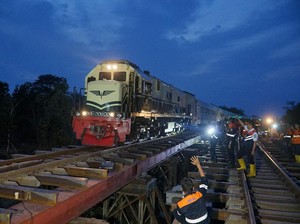 Dibangun Jembatan Sementara, Rel Diterjang Banjir Grobogan Mulai Bisa Dilalui