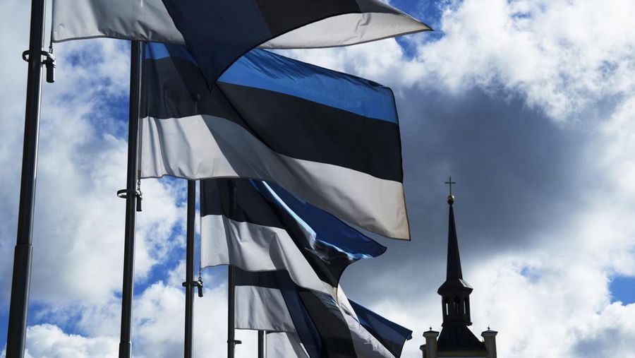 Bendera nasional Estonia berkibar tertiup angin di Lapangan Merdeka dengan Gereja St. John, tepat di latar belakang, di Tallinn, Estonia, Kamis, 1 September 2022. (AP Photo/Pavel Golovkin/File Foto)