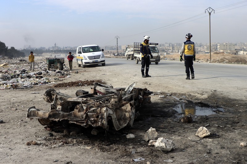 Dalam foto yang disediakan oleh Syrian Civil Defense White Helmets, yang telah diautentikasi berdasarkan isinya dan laporan AP lainnya, para pekerja pertahanan sipil Syrian White Helmet memeriksa area serangan bom mobil yang menewaskan sedikitnya 15 orang dan melukai puluhan orang, menurut laporan pertahanan sipil Suriah setempat, di pinggiran kota Manbij, Suriah, Senin, 3 Februari 2025. Dalam foto yang disediakan oleh Syrian Civil Defense White Helmets, yang telah diautentikasi berdasarkan isinya dan laporan AP lainnya, para pekerja pertahanan sipil Syrian White Helmet memeriksa area serangan bom mobil yang menewaskan sedikitnya 15 orang dan melukai puluhan orang, menurut laporan pertahanan sipil Suriah setempat, di pinggiran kota Manbij, Suriah, Senin, 3 Februari 2025. (Syrian Civil Defense White Helmets via AP)
