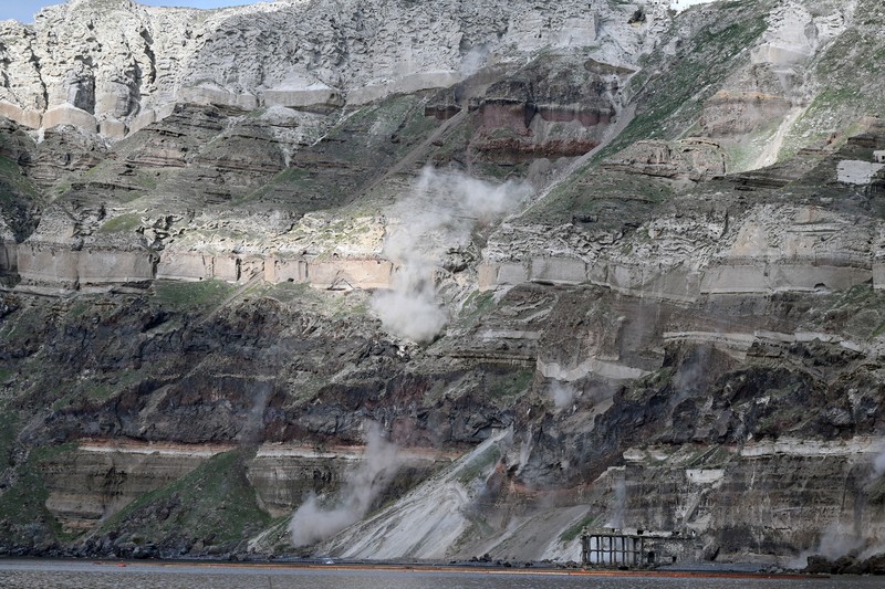 Warga enunggu untuk menaiki feri ke Piraeus, menyusul peningkatan aktivitas seismik di pulau Santorini, Yunani, Selasa (4/2/2025). (REUTERS/Alkis Konstantinidis) Warga enunggu untuk menaiki feri ke Piraeus, menyusul peningkatan aktivitas seismik di pulau Santorini, Yunani, Selasa (4/2/2025). (REUTERS/Alkis Konstantinidis)