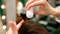 Mau ke Kondangan Tapi Males Rambut Lengket Kena Pomade? Coba Styling Bentuk Bubuk Ini