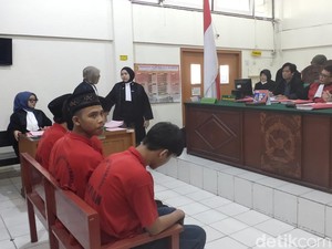5 Terdakwa Aniaya Tahanan Rutan Pakjo hingga Tewas Dituntut 13 Tahun Penjara