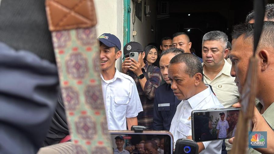 Menteri ESDM Bahlil Lahadalia meninjau pangkalan LPG 3 Kg di Pal Merah, Jakarta Selasa (4/2/2025). (²©²ÊÍøÕ¾/Firda Dwi Muliawati)