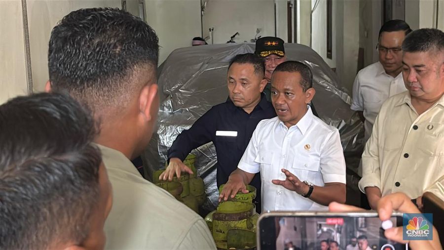 Menteri ESDM Bahlil Lahadalia meninjau pangkalan LPG 3 Kg di Pal Merah, Jakarta Selasa (4/2/2025). (CNBC Indonesia/Firda Dwi Muliawati)