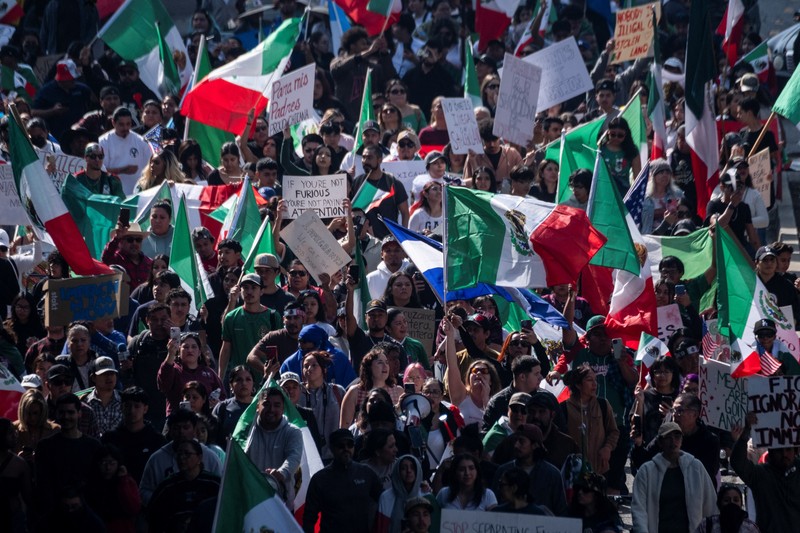 Orang-orang berbaris selama protes terhadap penangkapan dan deportasi migran oleh lembaga pemerintah AS di Los Angeles, California, AS, 3 Februari 2025. (REUTERS/Joel Angel Juarez)