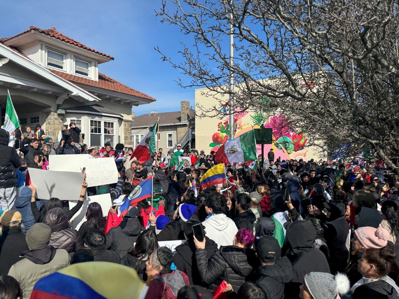 Orang-orang berbaris selama protes terhadap penangkapan dan deportasi migran oleh lembaga pemerintah AS di Los Angeles, California, AS, 3 Februari 2025. Orang-orang berbaris selama protes terhadap penangkapan dan deportasi migran oleh lembaga pemerintah AS di Los Angeles, California, AS, 3 Februari 2025. (REUTERS/Joel Angel Juarez)