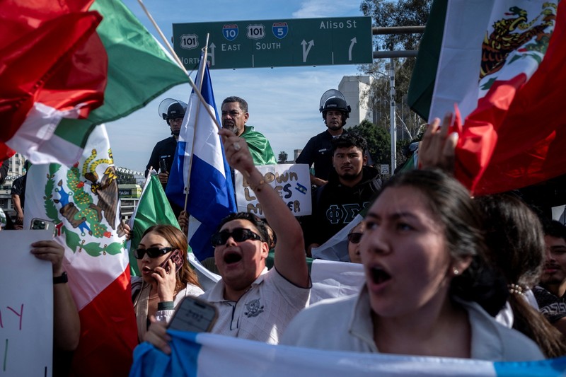 Orang-orang berbaris selama protes terhadap penangkapan dan deportasi migran oleh lembaga pemerintah AS di Los Angeles, California, AS, 3 Februari 2025. (REUTERS/Joel Angel Juarez)