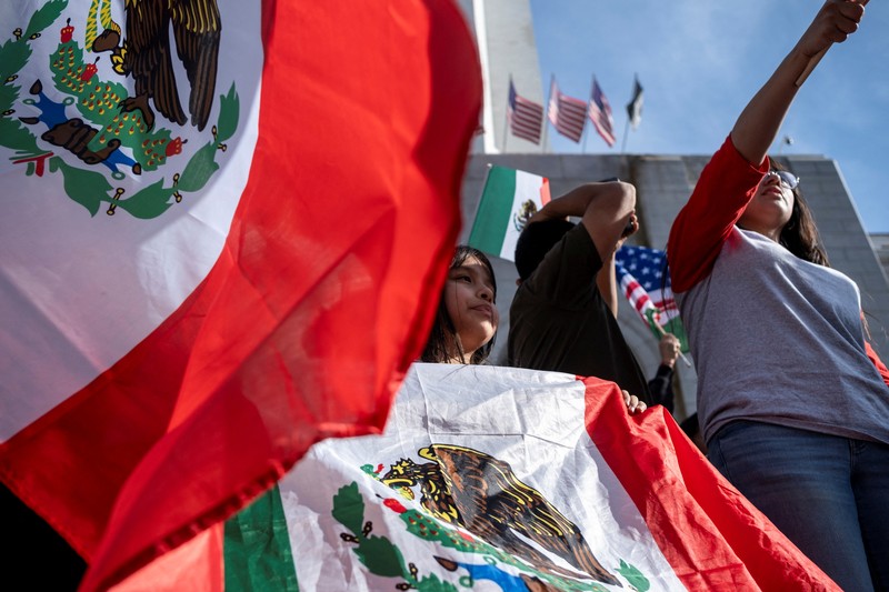 Orang-orang berbaris selama protes terhadap penangkapan dan deportasi migran oleh lembaga pemerintah AS di Los Angeles, California, AS, 3 Februari 2025. (REUTERS/Joel Angel Juarez)