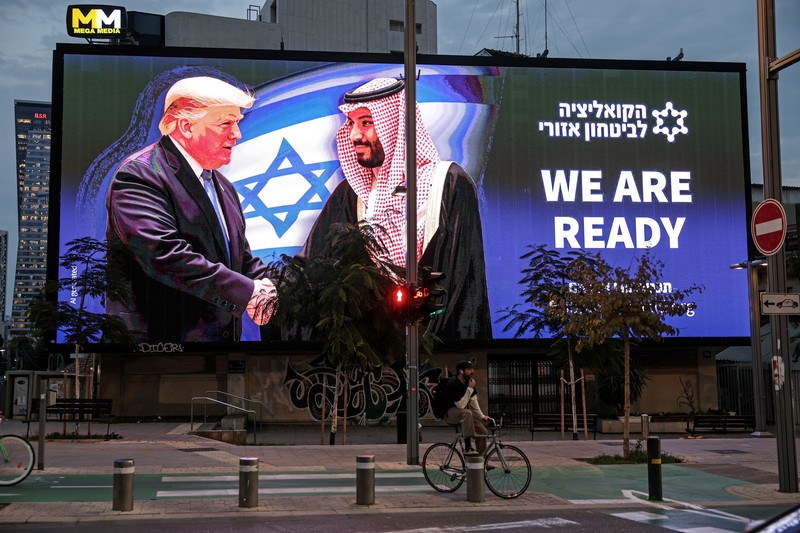 Papan iklan oleh Koalisi untuk Keamanan Regional mempromosikan kesepakatan perdamaian regional, selama perjalanan Perdana Menteri Israel Benjamin Netanyahu ke Washington untuk memperkuat hubungan dengan Presiden AS Donald Trump, di Tel Aviv, Israel 3 Februari 2025. (REUTERS/Nir Elias)