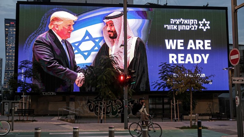 Papan iklan oleh Koalisi untuk Keamanan Regional mempromosikan kesepakatan perdamaian regional, selama perjalanan Perdana Menteri Israel Benjamin Netanyahu ke Washington untuk memperkuat hubungan dengan Presiden AS Donald Trump, di Tel Aviv, Israel 3 Februari 2025. (REUTERS/Nir Elias)