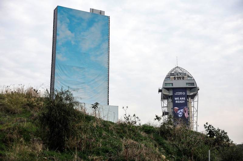 Papan iklan oleh Koalisi untuk Keamanan Regional mempromosikan kesepakatan perdamaian regional, selama perjalanan Perdana Menteri Israel Benjamin Netanyahu ke Washington untuk memperkuat hubungan dengan Presiden AS Donald Trump, di Tel Aviv, Israel 3 Februari 2025. (REUTERS/Nir Elias)