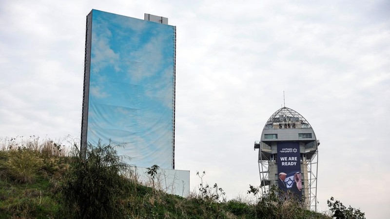 Papan iklan oleh Koalisi untuk Keamanan Regional mempromosikan kesepakatan perdamaian regional, selama perjalanan Perdana Menteri Israel Benjamin Netanyahu ke Washington untuk memperkuat hubungan dengan Presiden AS Donald Trump, di Tel Aviv, Israel 3 Februari 2025. (REUTERS/Nir Elias)