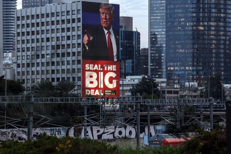 Papan iklan oleh Koalisi untuk Keamanan Regional mempromosikan kesepakatan perdamaian regional, selama perjalanan Perdana Menteri Israel Benjamin Netanyahu ke Washington untuk memperkuat hubungan dengan Presiden AS Donald Trump, di Tel Aviv, Israel 3 Februari 2025. (REUTERS/Nir Elias)