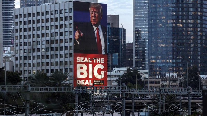 Papan iklan oleh Koalisi untuk Keamanan Regional mempromosikan kesepakatan perdamaian regional, selama perjalanan Perdana Menteri Israel Benjamin Netanyahu ke Washington untuk memperkuat hubungan dengan Presiden AS Donald Trump, di Tel Aviv, Israel 3 Februari 2025. (REUTERS/Nir Elias)