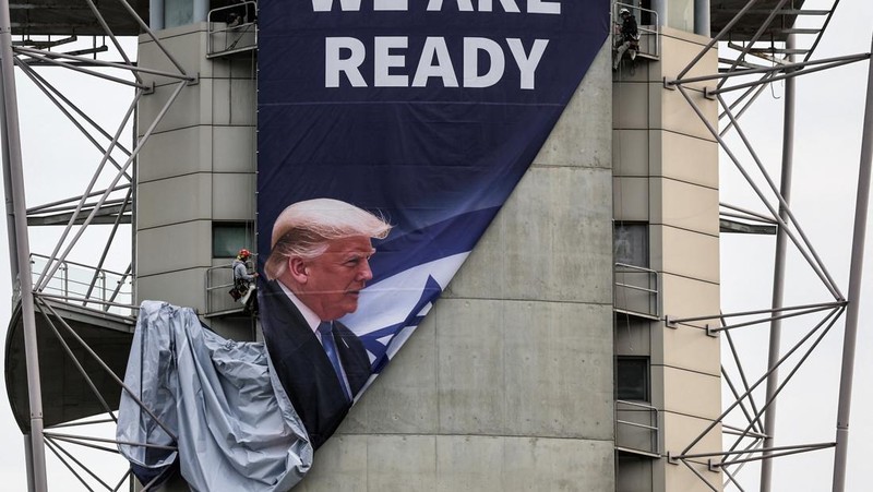 Papan iklan oleh Koalisi untuk Keamanan Regional mempromosikan kesepakatan perdamaian regional, selama perjalanan Perdana Menteri Israel Benjamin Netanyahu ke Washington untuk memperkuat hubungan dengan Presiden AS Donald Trump, di Tel Aviv, Israel 3 Februari 2025. (REUTERS/Nir Elias)