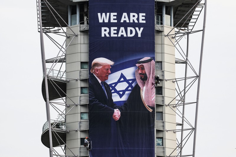 Papan iklan oleh Koalisi untuk Keamanan Regional mempromosikan kesepakatan perdamaian regional, selama perjalanan Perdana Menteri Israel Benjamin Netanyahu ke Washington untuk memperkuat hubungan dengan Presiden AS Donald Trump, di Tel Aviv, Israel 3 Februari 2025. Papan iklan oleh Koalisi untuk Keamanan Regional mempromosikan kesepakatan perdamaian regional, selama perjalanan Perdana Menteri Israel Benjamin Netanyahu ke Washington untuk memperkuat hubungan dengan Presiden AS Donald Trump, di Tel Aviv, Israel 3 Februari 2025. (REUTERS/Nir Elias)