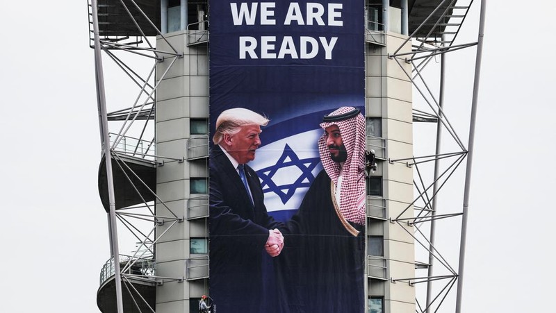 Papan iklan oleh Koalisi untuk Keamanan Regional mempromosikan kesepakatan perdamaian regional, selama perjalanan Perdana Menteri Israel Benjamin Netanyahu ke Washington untuk memperkuat hubungan dengan Presiden AS Donald Trump, di Tel Aviv, Israel 3 Februari 2025. (REUTERS/Nir Elias)