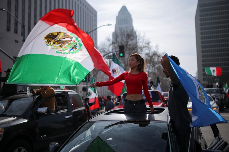 Orang-orang berbaris selama protes terhadap penangkapan dan deportasi migran oleh lembaga pemerintah AS di Los Angeles, California, AS, 3 Februari 2025. (REUTERS/Joel Angel Juarez)