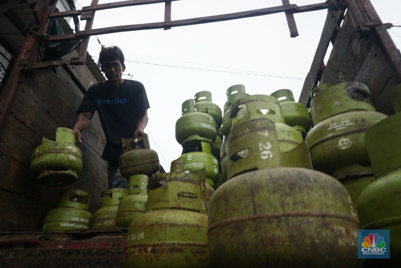 Pekerja melakukan bongkar muat tabung gas LPG 3kg di kawasan Muara Baru, Jakarta Utara, Selasa (4/2/2025). (CNBC Indonesia/Muhammad Sabki) Pekerja melakukan bongkar muat tabung gas LPG 3kg di kawasan Muara Baru, Jakarta Utara, Selasa (4/2/2025). (CNBC Indonesia/Muhammad Sabki)
