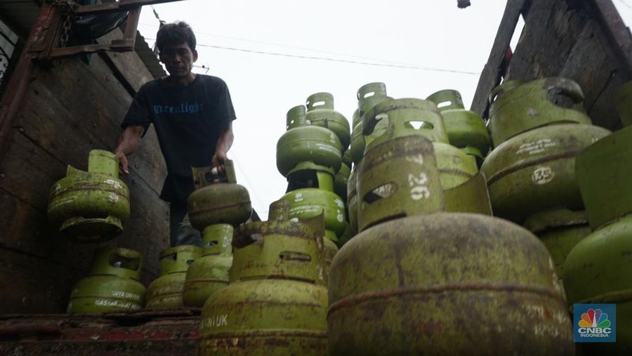 Pekerja melakukan bongkar muat tabung gas LPG 3kg di kawasan Muara Baru, Jakarta Utara, Selasa (4/2/2025). (²©²ÊÍøÕ¾/Muhammad Sabki)