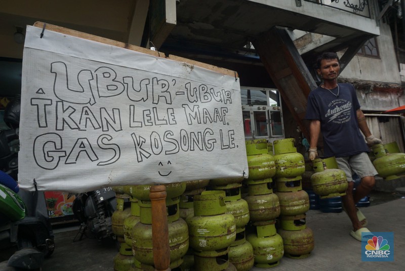 Pekerja melakukan bongkar muat tabung gas LPG 3kg di kawasan Muara Baru, Jakarta Utara, Selasa (4/2/2025). (CNBC Indonesia/Muhammad Sabki) Pekerja melakukan bongkar muat tabung gas LPG 3kg di kawasan Muara Baru, Jakarta Utara, Selasa (4/2/2025). (CNBC Indonesia/Muhammad Sabki)