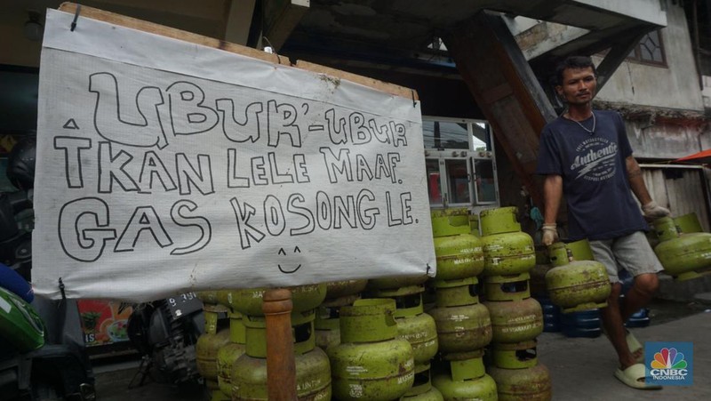 Pekerja melakukan bongkar muat tabung gas LPG 3kg di kawasan Muara Baru, Jakarta Utara, Selasa (4/2/2025). (CNBC Indonesia/Muhammad Sabki)