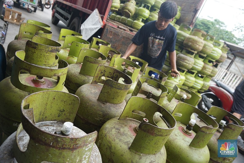 Pekerja melakukan bongkar muat tabung gas LPG 3kg di kawasan Muara Baru, Jakarta Utara, Selasa (4/2/2025). (CNBC Indonesia/Muhammad Sabki) Pekerja melakukan bongkar muat tabung gas LPG 3kg di kawasan Muara Baru, Jakarta Utara, Selasa (4/2/2025). (CNBC Indonesia/Muhammad Sabki)