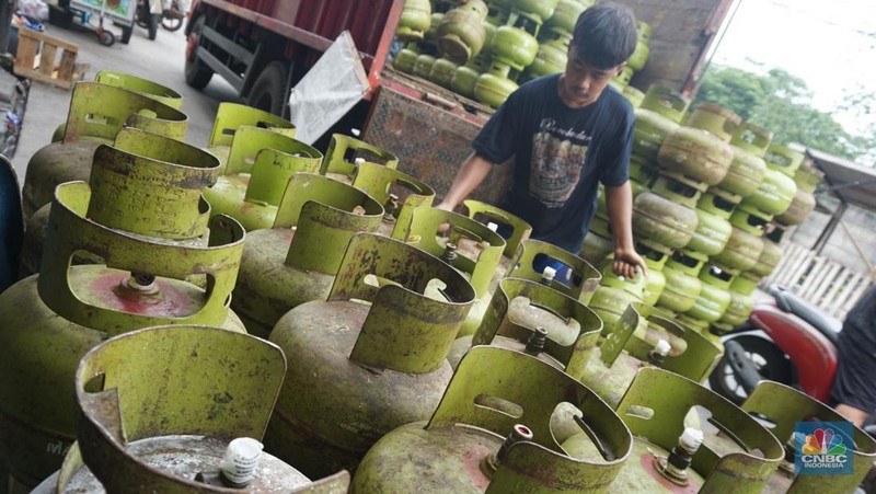 Pekerja melakukan bongkar muat tabung gas LPG 3kg di kawasan Muara Baru, Jakarta Utara, Selasa (4/2/2025). (CNBC Indonesia/Muhammad Sabki)