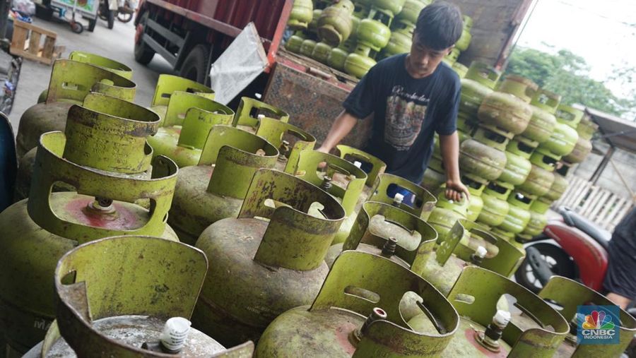 Pekerja melakukan bongkar muat tabung gas LPG 3kg di kawasan Muara Baru, Jakarta Utara, Selasa (4/2/2025). (²©²ÊÍøÕ¾/Muhammad Sabki)
