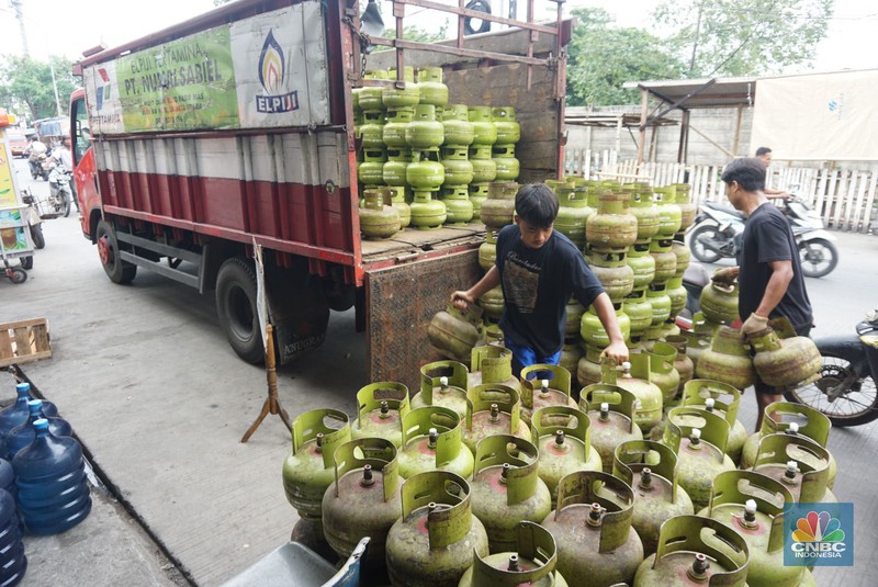 Pekerja melakukan bongkar muat tabung gas LPG 3kg di kawasan Muara Baru, Jakarta Utara, Selasa (4/2/2025). (CNBC Indonesia/Muhammad Sabki) Pekerja melakukan bongkar muat tabung gas LPG 3kg di kawasan Muara Baru, Jakarta Utara, Selasa (4/2/2025). (CNBC Indonesia/Muhammad Sabki)