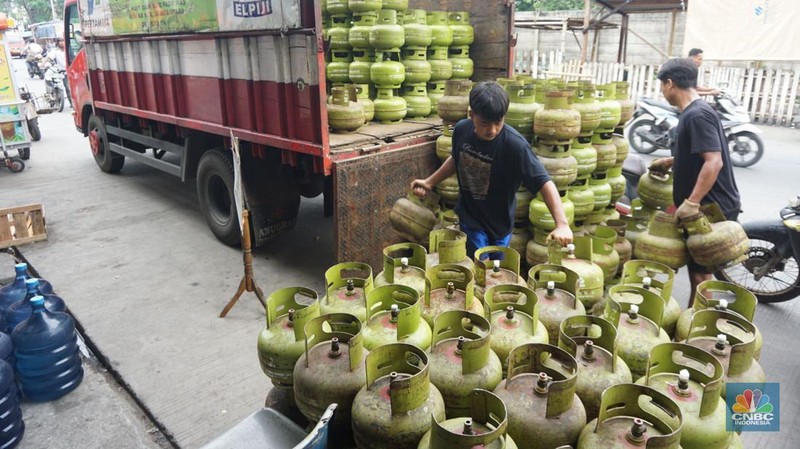 Pekerja melakukan bongkar muat tabung gas LPG 3kg di kawasan Muara Baru, Jakarta Utara, Selasa (4/2/2025). (CNBC Indonesia/Muhammad Sabki)