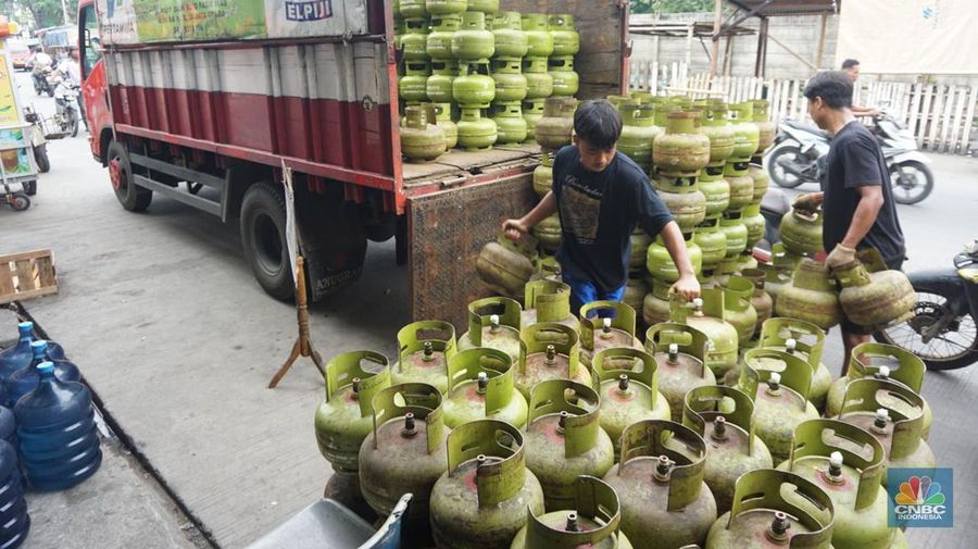 Pekerja melakukan bongkar muat tabung gas LPG 3kg di kawasan Muara Baru, Jakarta Utara, Selasa (4/2/2025). (CNBC Indonesia/Muhammad Sabki) Pekerja melakukan bongkar muat tabung gas LPG 3kg di kawasan Muara Baru, Jakarta Utara, Selasa (4/2/2025). (CNBC Indonesia/Muhammad Sabki)