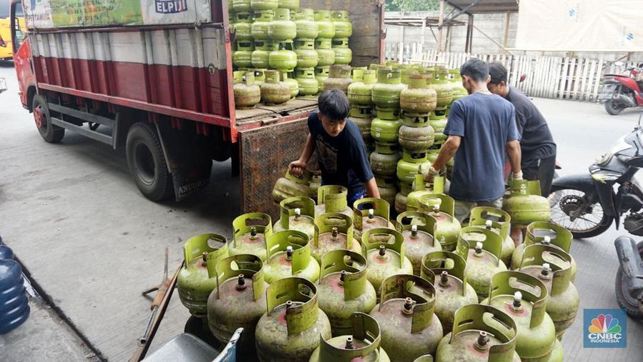 Pekerja melakukan bongkar muat tabung gas LPG 3kg di kawasan Muara Baru, Jakarta Utara, Selasa (4/2/2025). (²©²ÊÍøÕ¾/Muhammad Sabki)