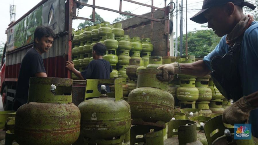 Pekerja melakukan bongkar muat tabung gas LPG 3kg di kawasan Muara Baru, Jakarta Utara, Selasa (4/2/2025). (CNBC Indonesia/Muhammad Sabki)