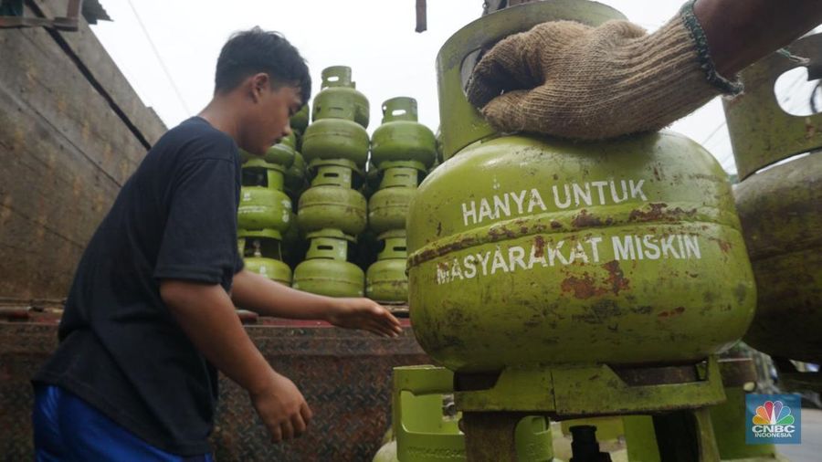 Pekerja melakukan bongkar muat tabung gas LPG 3kg di kawasan Muara Baru, Jakarta Utara, Selasa (4/2/2025). (CNBC Indonesia/Muhammad Sabki) Pekerja melakukan bongkar muat tabung gas LPG 3kg di kawasan Muara Baru, Jakarta Utara, Selasa (4/2/2025). (CNBC Indonesia/Muhammad Sabki)