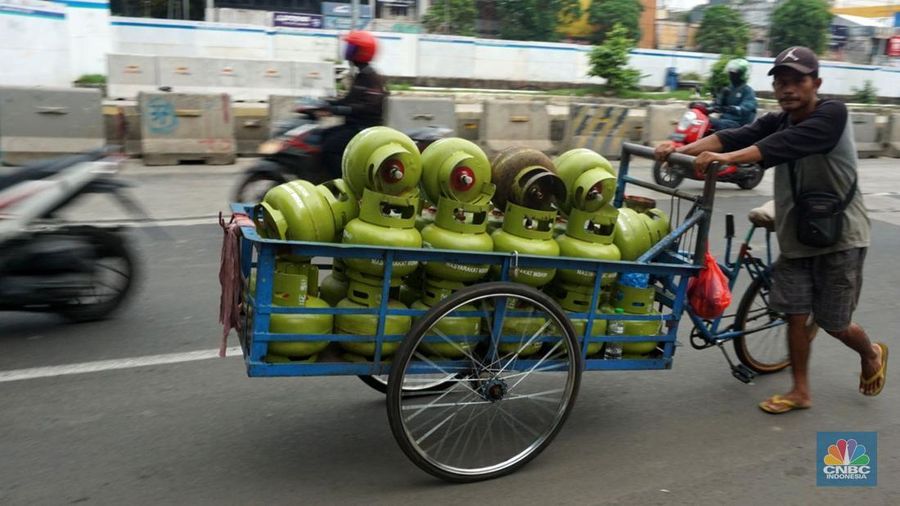 Pekerja melakukan bongkar muat tabung gas LPG 3kg di kawasan Muara Baru, Jakarta Utara, Selasa (4/2/2025). (CNBC Indonesia/Muhammad Sabki) Pekerja melakukan bongkar muat tabung gas LPG 3kg di kawasan Muara Baru, Jakarta Utara, Selasa (4/2/2025). (CNBC Indonesia/Muhammad Sabki)