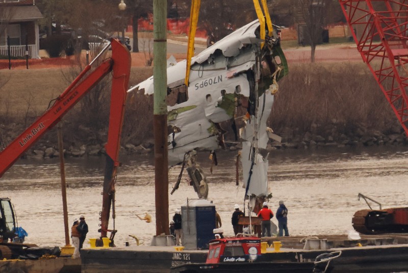 Petugas mengoperasikan alat berat untuk mengangkat sisa-sisa pesawat pasca kecelakaan pesawat American Airlines penerbangan 5342 dan helikopter Black Hawk di Sungai Potomac, Washington DC, Amerika Serikat, Senin (3/2/2024) waktu setempat. (REUTERS/Eduardo Munoz) Petugas mengoperasikan alat berat untuk mengangkat sisa-sisa pesawat pasca kecelakaan pesawat American Airlines penerbangan 5342 dan helikopter Black Hawk di Sungai Potomac, Washington DC, Amerika Serikat, Senin (3/2/2024) waktu setempat. (REUTERS/Eduardo Munoz)