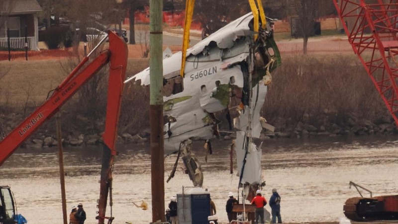 Petugas mengoperasikan alat berat untuk mengangkat sisa-sisa pesawat pasca kecelakaan pesawat American Airlines penerbangan 5342 dan helikopter Black Hawk di Sungai Potomac, Washington DC, Amerika Serikat, Senin (3/2/2024) waktu setempat. (REUTERS/Eduardo Munoz)
