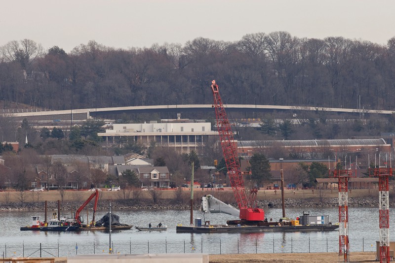 Petugas mengoperasikan alat berat untuk mengangkat sisa-sisa pesawat pasca kecelakaan pesawat American Airlines penerbangan 5342 dan helikopter Black Hawk di Sungai Potomac, Washington DC, Amerika Serikat, Senin (3/2/2024) waktu setempat. (REUTERS/Eduardo Munoz) Petugas mengoperasikan alat berat untuk mengangkat sisa-sisa pesawat pasca kecelakaan pesawat American Airlines penerbangan 5342 dan helikopter Black Hawk di Sungai Potomac, Washington DC, Amerika Serikat, Senin (3/2/2024) waktu setempat. (REUTERS/Eduardo Munoz)