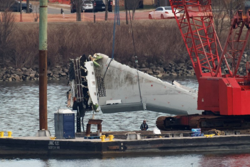 Petugas mengoperasikan alat berat untuk mengangkat sisa-sisa pesawat pasca kecelakaan pesawat American Airlines penerbangan 5342 dan helikopter Black Hawk di Sungai Potomac, Washington DC, Amerika Serikat, Senin (3/2/2024) waktu setempat. (REUTERS/Eduardo Munoz) Petugas mengoperasikan alat berat untuk mengangkat sisa-sisa pesawat pasca kecelakaan pesawat American Airlines penerbangan 5342 dan helikopter Black Hawk di Sungai Potomac, Washington DC, Amerika Serikat, Senin (3/2/2024) waktu setempat. (REUTERS/Eduardo Munoz)