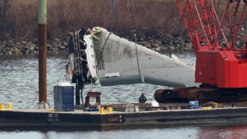 Petugas mengoperasikan alat berat untuk mengangkat sisa-sisa pesawat pasca kecelakaan pesawat American Airlines penerbangan 5342 dan helikopter Black Hawk di Sungai Potomac, Washington DC, Amerika Serikat, Senin (3/2/2024) waktu setempat. (REUTERS/Eduardo Munoz)