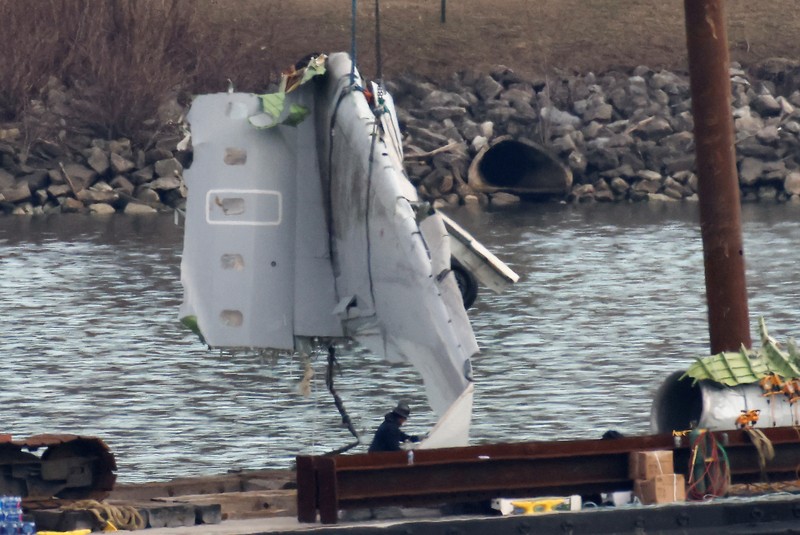 Petugas mengoperasikan alat berat untuk mengangkat sisa-sisa pesawat pasca kecelakaan pesawat American Airlines penerbangan 5342 dan helikopter Black Hawk di Sungai Potomac, Washington DC, Amerika Serikat, Senin (3/2/2024) waktu setempat. (REUTERS/Eduardo Munoz)