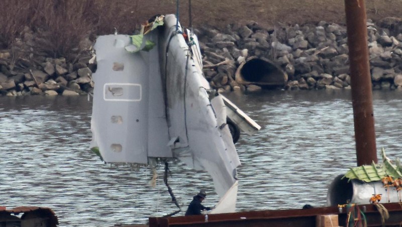 Petugas mengoperasikan alat berat untuk mengangkat sisa-sisa pesawat pasca kecelakaan pesawat American Airlines penerbangan 5342 dan helikopter Black Hawk di Sungai Potomac, Washington DC, Amerika Serikat, Senin (3/2/2024) waktu setempat. (REUTERS/Eduardo Munoz)