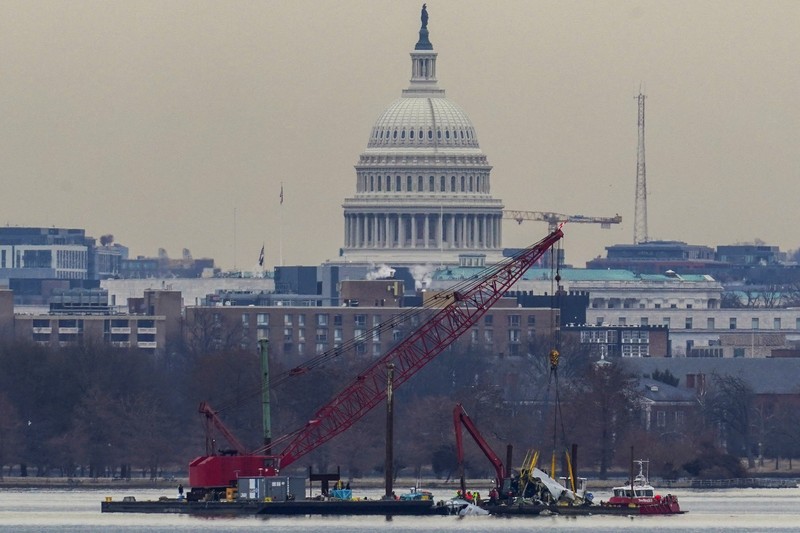 Petugas mengoperasikan alat berat untuk mengangkat sisa-sisa pesawat pasca kecelakaan pesawat American Airlines penerbangan 5342 dan helikopter Black Hawk di Sungai Potomac, Washington DC, Amerika Serikat, Senin (3/2/2024) waktu setempat. (REUTERS/Eduardo Munoz) Petugas mengoperasikan alat berat untuk mengangkat sisa-sisa pesawat pasca kecelakaan pesawat American Airlines penerbangan 5342 dan helikopter Black Hawk di Sungai Potomac, Washington DC, Amerika Serikat, Senin (3/2/2024) waktu setempat. (REUTERS/Eduardo Munoz)