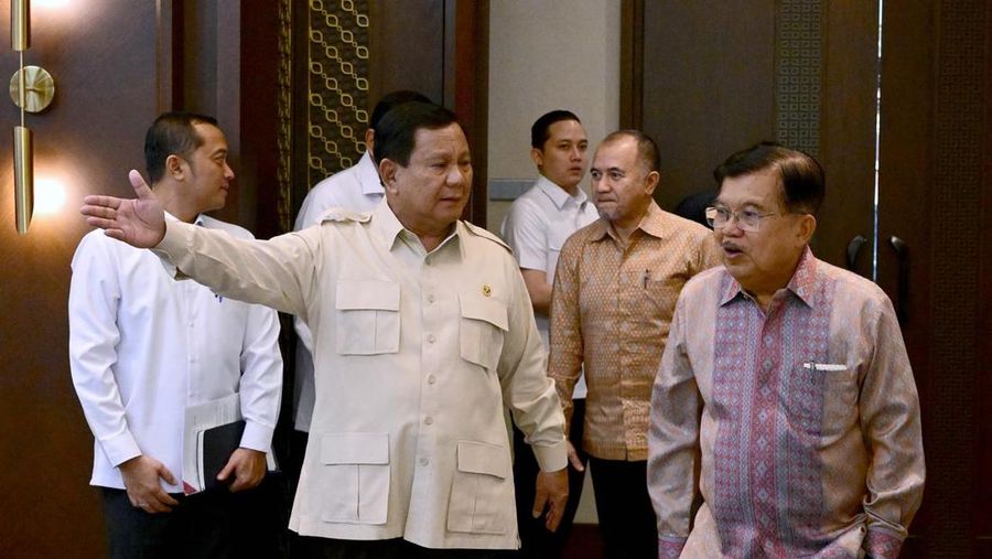 Presiden Prabowo Subianto menerima kunjungan Wakil Presiden RI Ke- 10 dan ke - 12 Muhammad Jusuf Kalla (JK), di Predisential Lounge, Istana Kepresidenan, Jakarta, Selasa (4/2/2025). (Dok. BPMI Setpres)