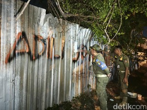 Tawa Jokowi soal Kemunculan Coretan Adili Jokowi