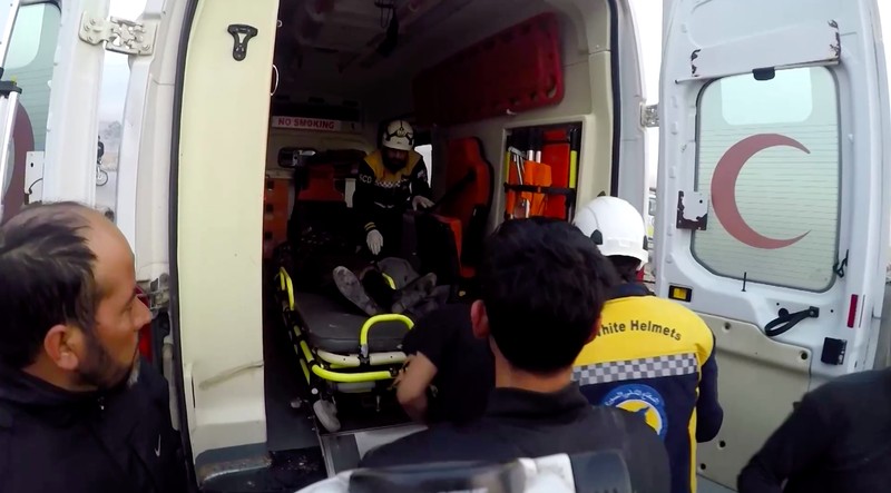 Dalam foto yang disediakan oleh Syrian Civil Defense White Helmets, yang telah diautentikasi berdasarkan isinya dan laporan AP lainnya, para pekerja pertahanan sipil Syrian White Helmet memeriksa area serangan bom mobil yang menewaskan sedikitnya 15 orang dan melukai puluhan orang, menurut laporan pertahanan sipil Suriah setempat, di pinggiran kota Manbij, Suriah, Senin, 3 Februari 2025. Dalam foto yang disediakan oleh Syrian Civil Defense White Helmets, yang telah diautentikasi berdasarkan isinya dan laporan AP lainnya, para pekerja pertahanan sipil Syrian White Helmet memeriksa area serangan bom mobil yang menewaskan sedikitnya 15 orang dan melukai puluhan orang, menurut laporan pertahanan sipil Suriah setempat, di pinggiran kota Manbij, Suriah, Senin, 3 Februari 2025. (Syrian Civil Defense White Helmets via AP)