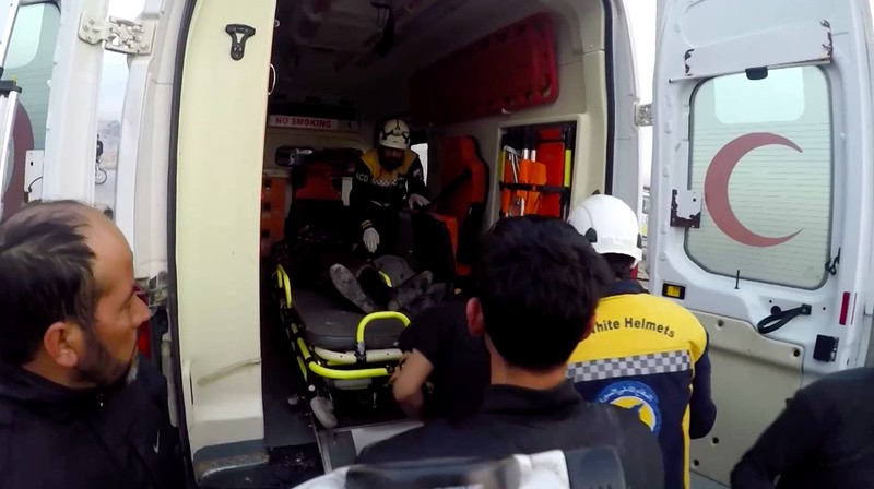 Dalam foto yang disediakan oleh Syrian Civil Defense White Helmets, yang telah diautentikasi berdasarkan isinya dan laporan AP lainnya, para pekerja pertahanan sipil Syrian White Helmet memeriksa area serangan bom mobil yang menewaskan sedikitnya 15 orang dan melukai puluhan orang, menurut laporan pertahanan sipil Suriah setempat, di pinggiran kota Manbij, Suriah, Senin, 3 Februari 2025. (Syrian Civil Defense White Helmets via AP)