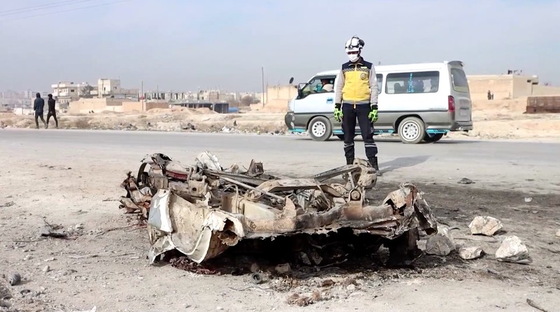 Dalam foto yang disediakan oleh Syrian Civil Defense White Helmets, yang telah diautentikasi berdasarkan isinya dan laporan AP lainnya, para pekerja pertahanan sipil Syrian White Helmet memeriksa area serangan bom mobil yang menewaskan sedikitnya 15 orang dan melukai puluhan orang, menurut laporan pertahanan sipil Suriah setempat, di pinggiran kota Manbij, Suriah, Senin, 3 Februari 2025. Dalam foto yang disediakan oleh Syrian Civil Defense White Helmets, yang telah diautentikasi berdasarkan isinya dan laporan AP lainnya, para pekerja pertahanan sipil Syrian White Helmet memeriksa area serangan bom mobil yang menewaskan sedikitnya 15 orang dan melukai puluhan orang, menurut laporan pertahanan sipil Suriah setempat, di pinggiran kota Manbij, Suriah, Senin, 3 Februari 2025. (Syrian Civil Defense White Helmets via AP)